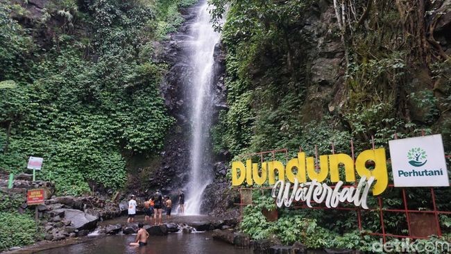 Bermain Air dan Menyatu dengan Alam di Air Terjun Dlundung